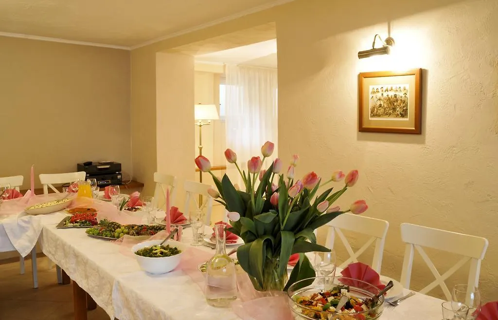 Konukevi Willa Amfora Otel Varşova